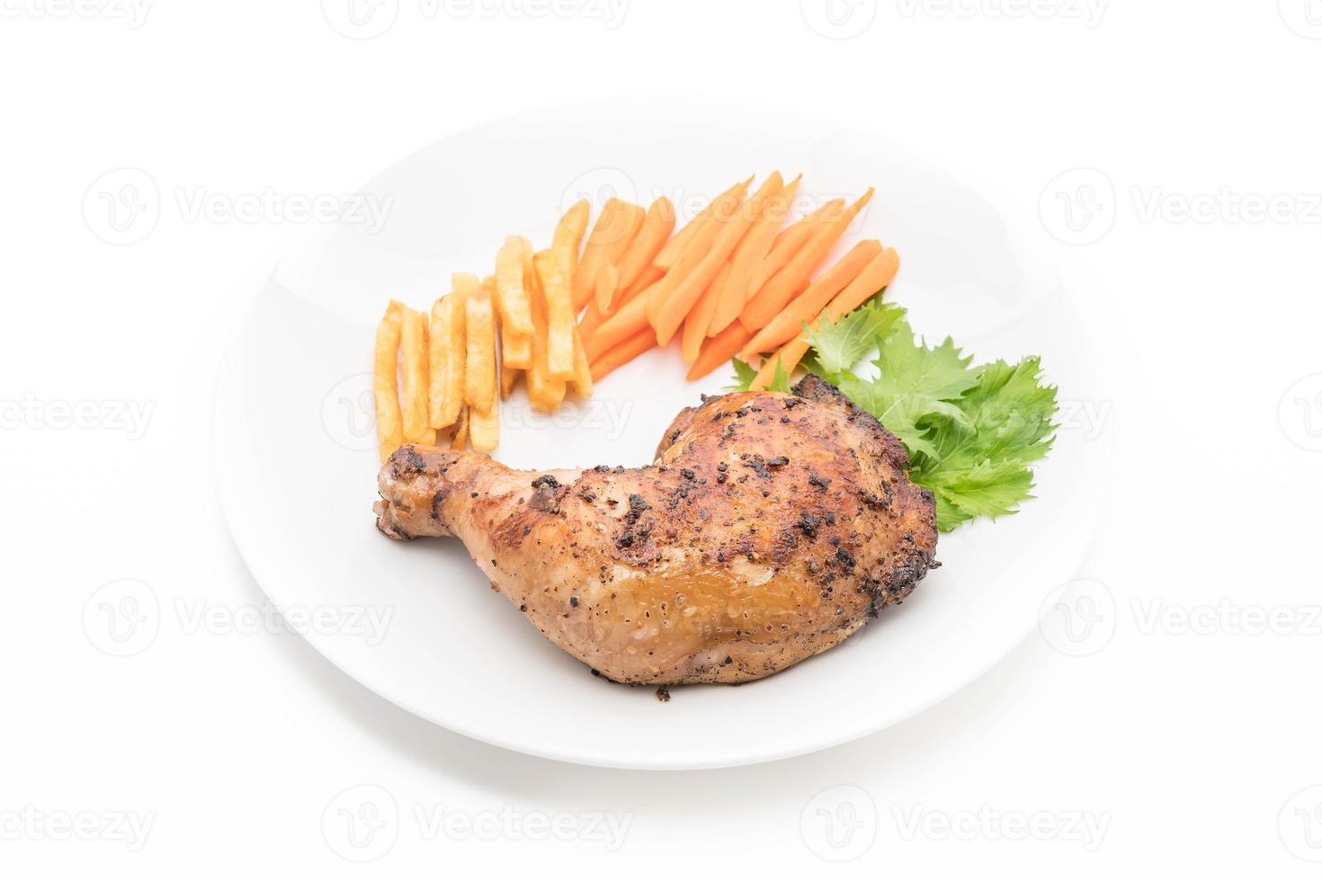 bistecca di pollo alla coscia su sfondo bianco foto