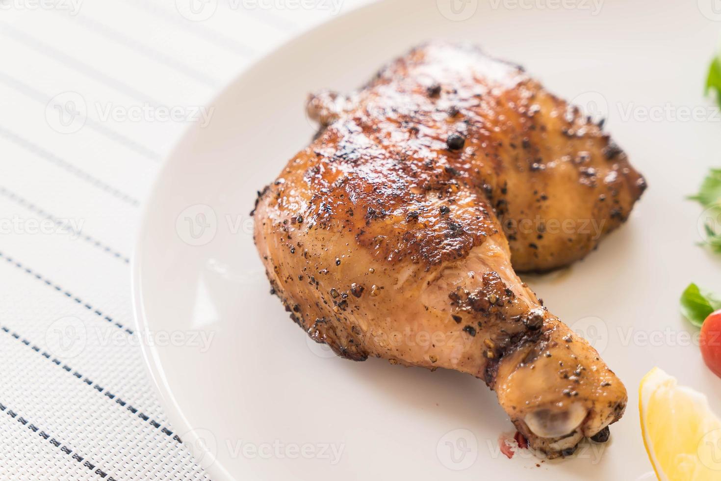 bistecca di pollo alla coscia su sfondo bianco foto