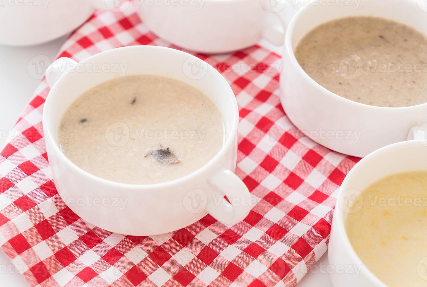 ciotola di zuppa di funghi foto