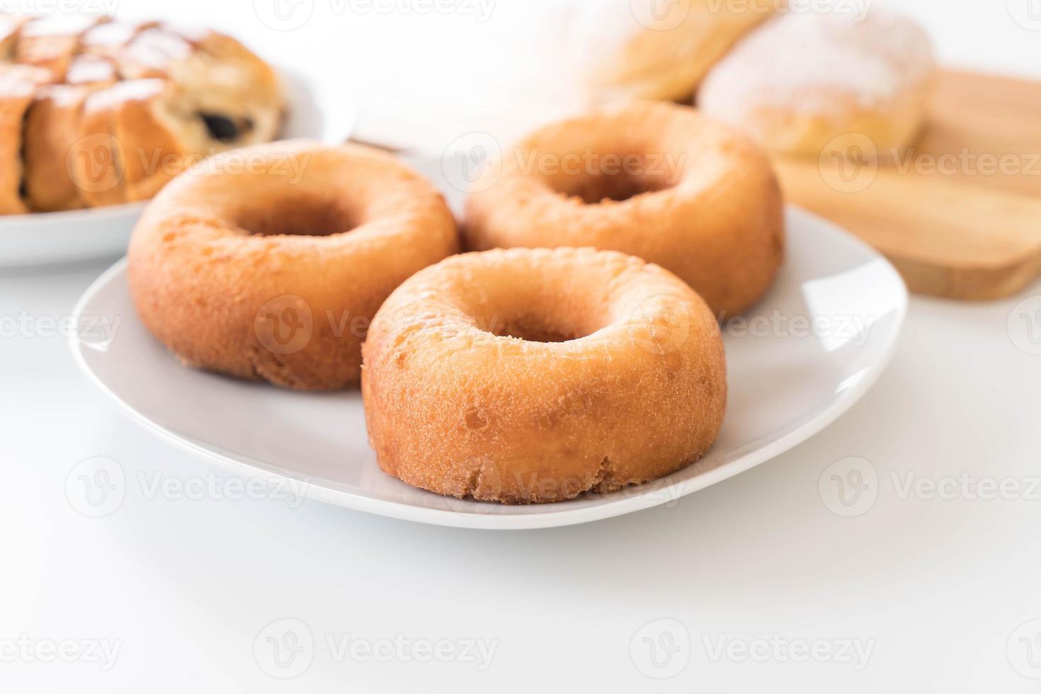 ciambella sul piatto bianco foto