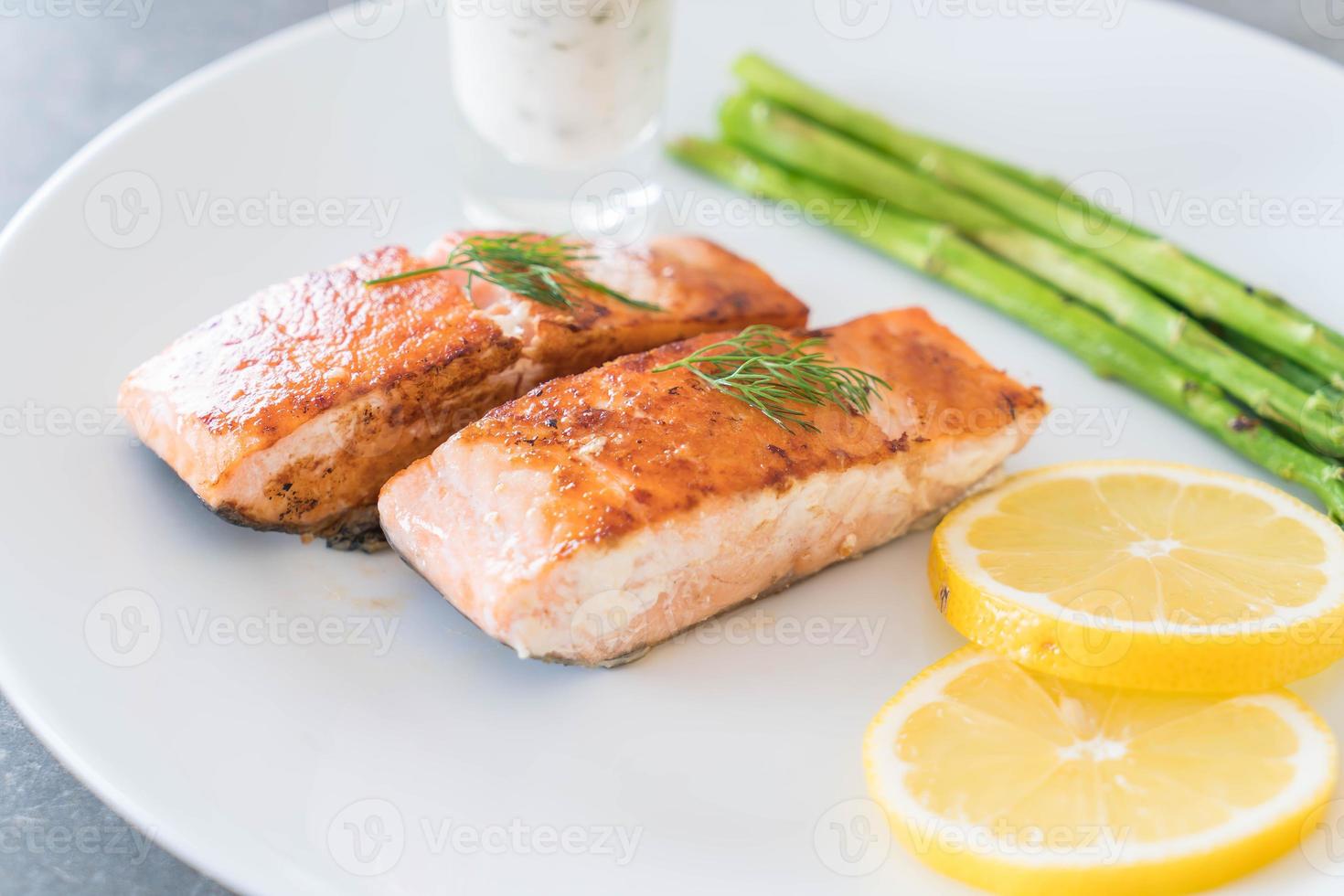 trancio di salmone alla griglia sul tavolo foto