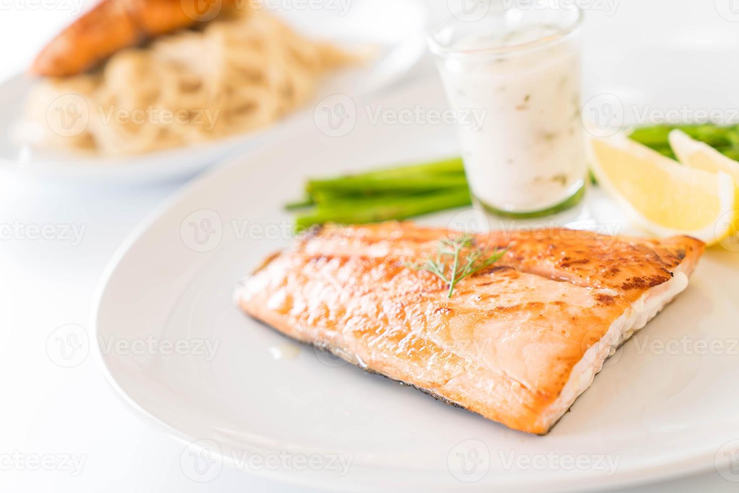 trancio di salmone alla griglia sul tavolo foto