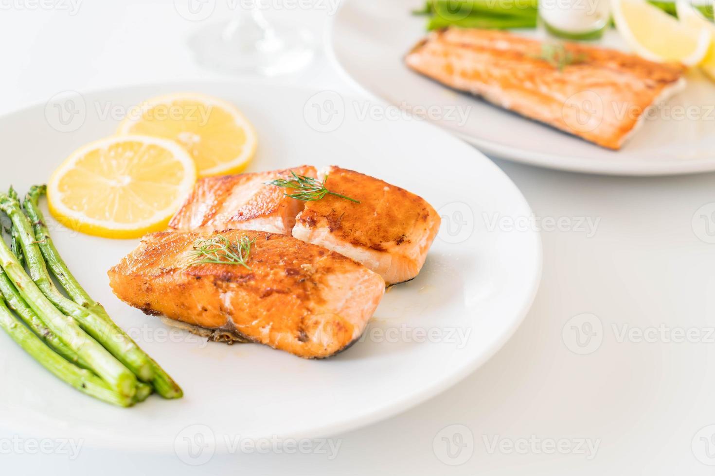 trancio di salmone alla griglia sul tavolo foto