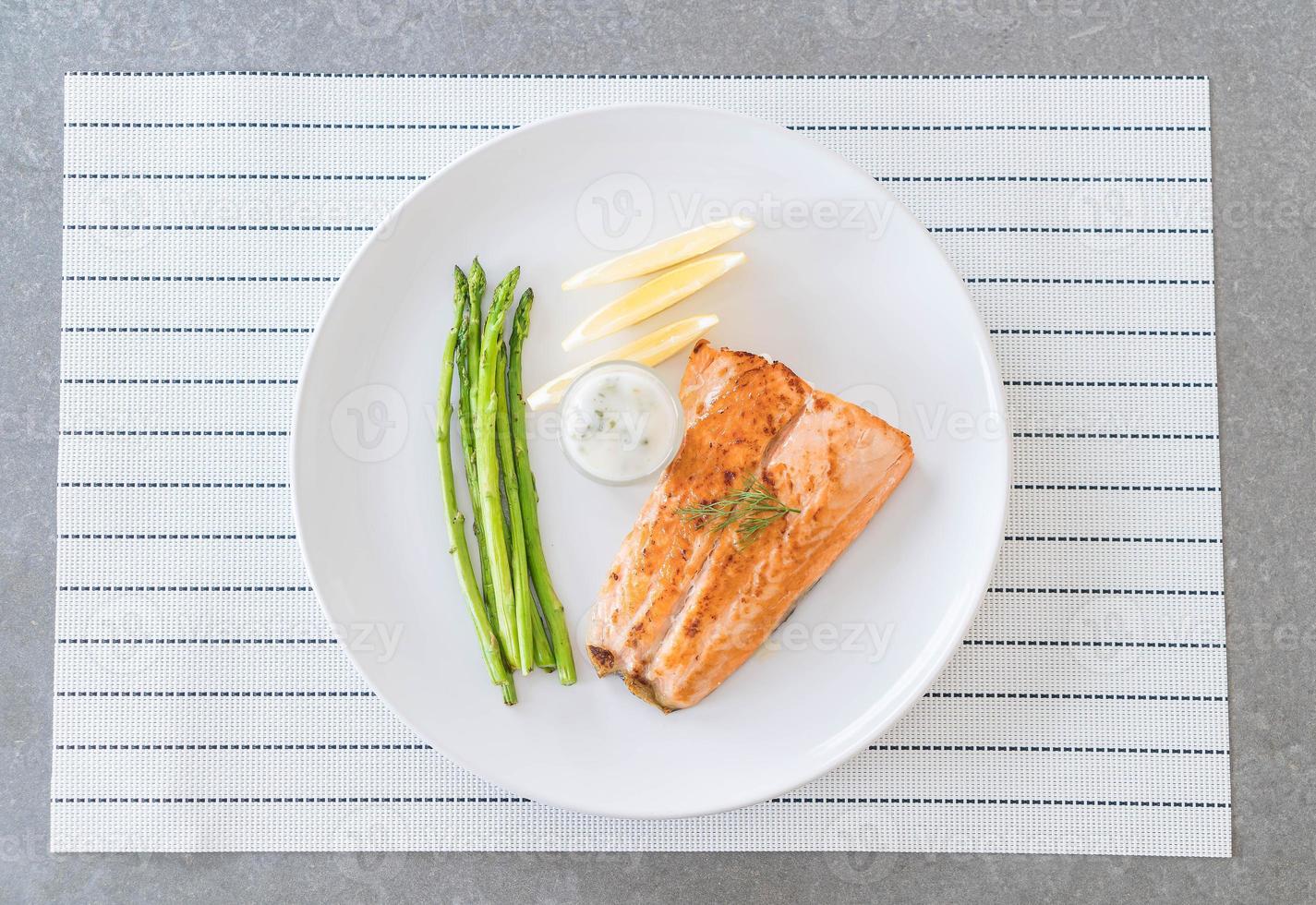 trancio di salmone alla griglia sul tavolo foto