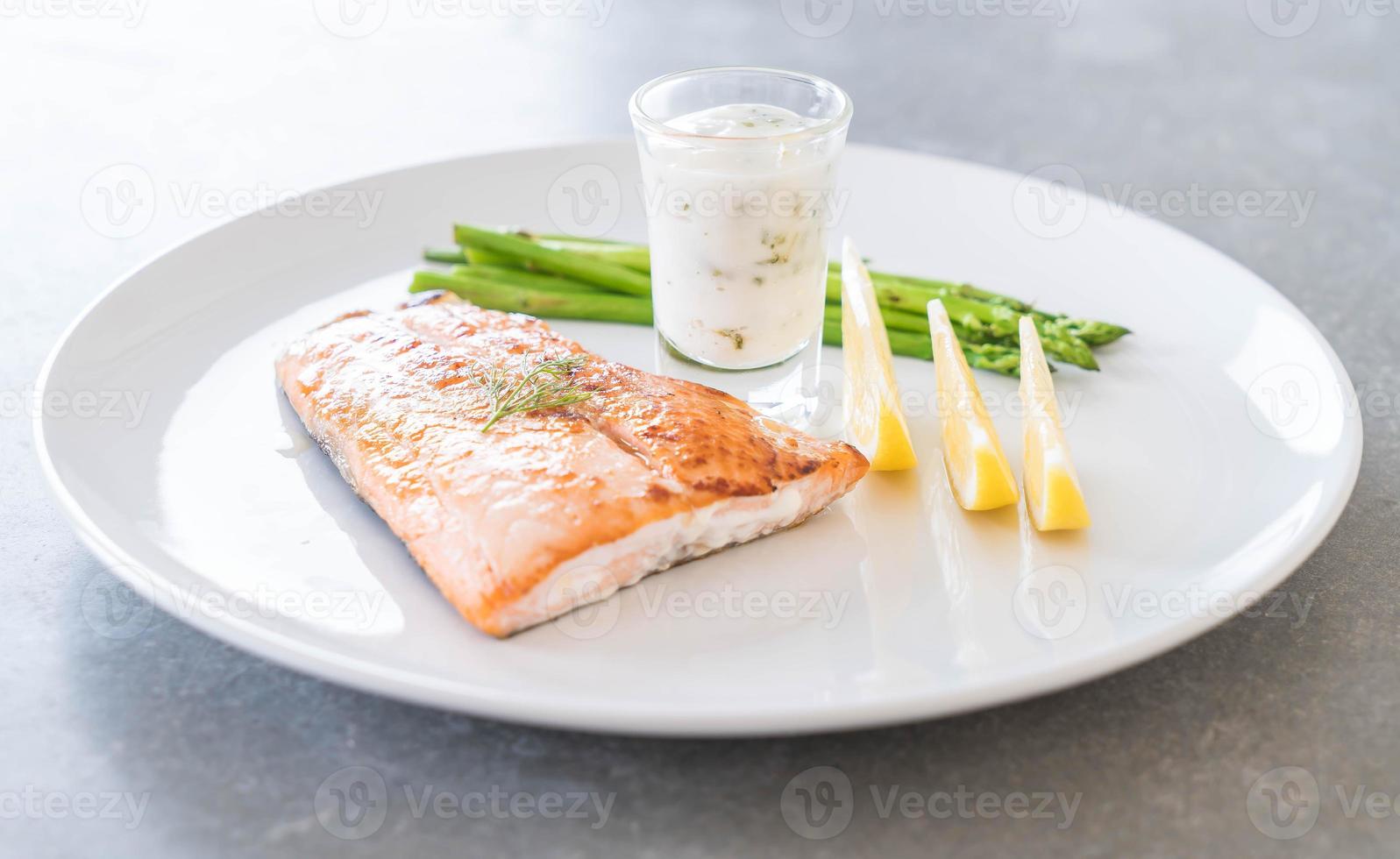 trancio di salmone alla griglia sul tavolo foto