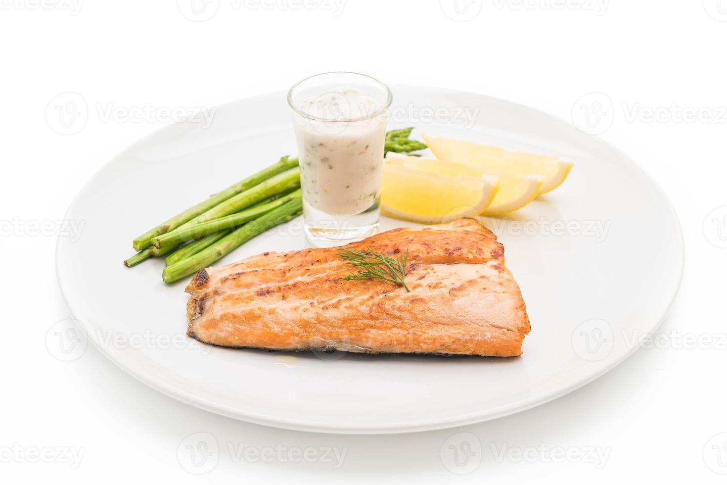 trancio di salmone alla griglia sul tavolo foto