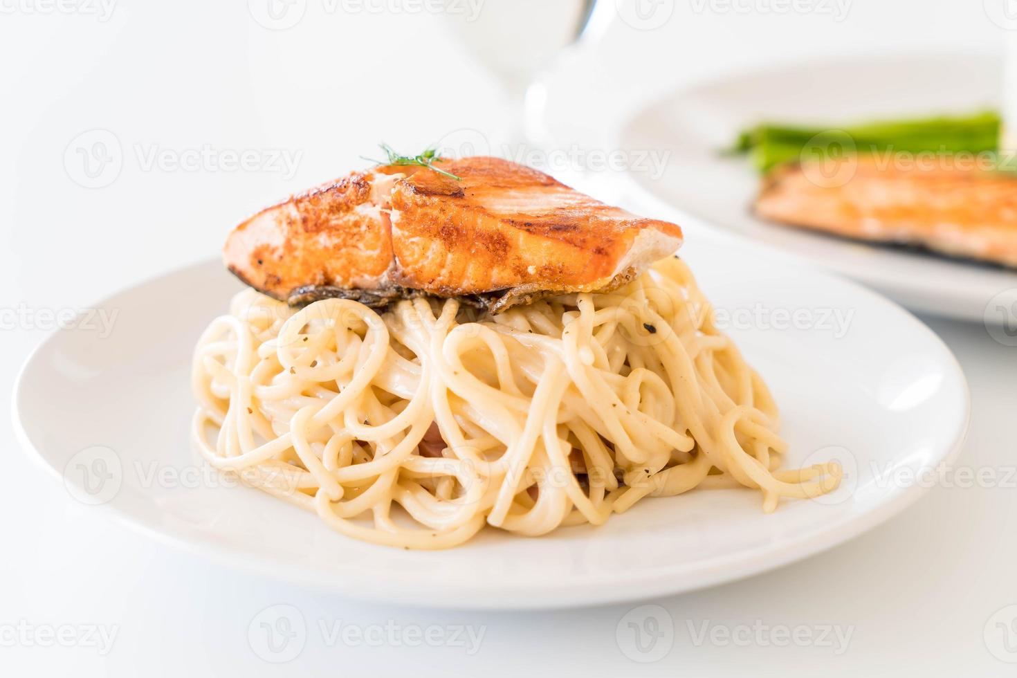 spaghetti alla crema con salmone grigliato foto