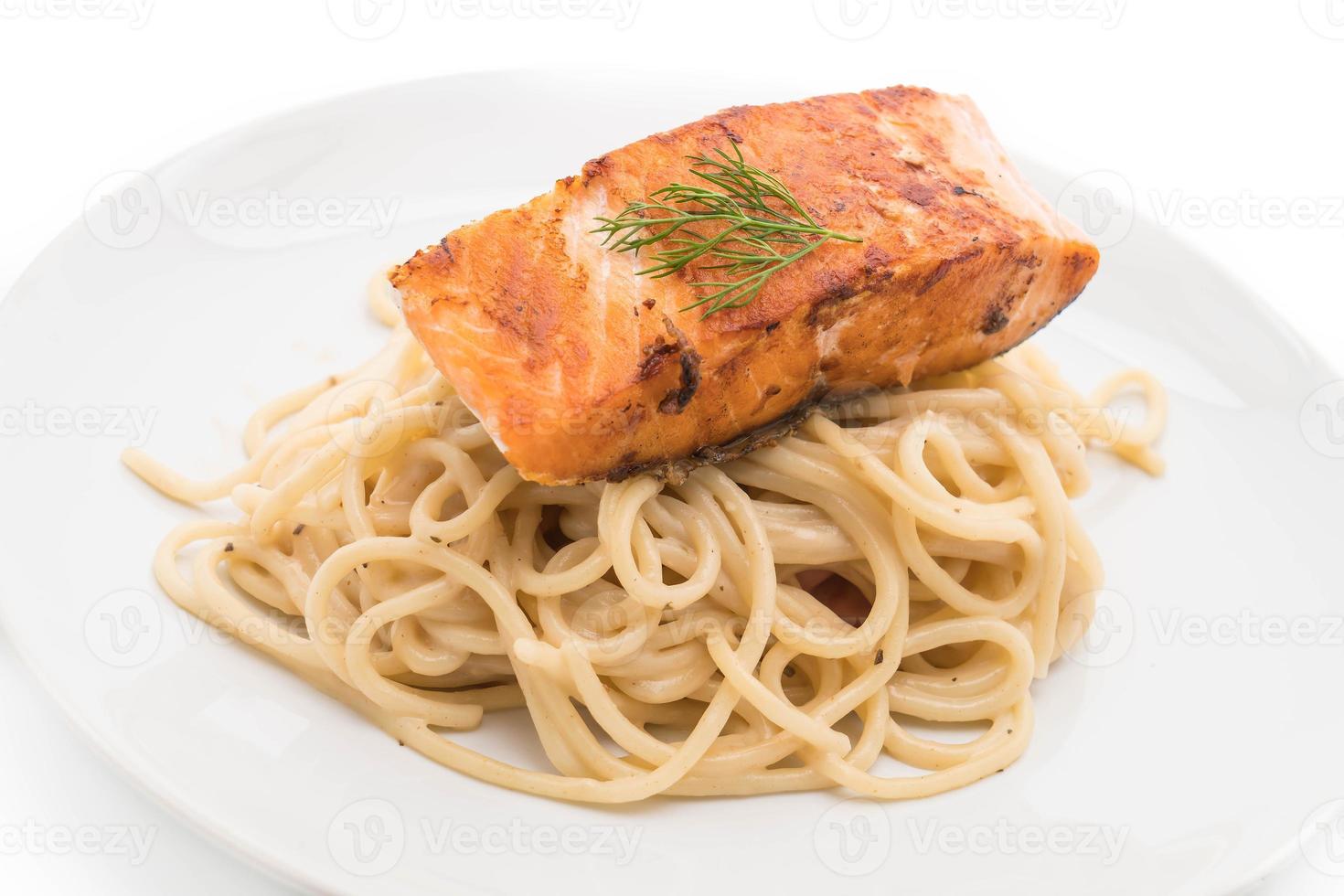 spaghetti alla crema con salmone grigliato foto