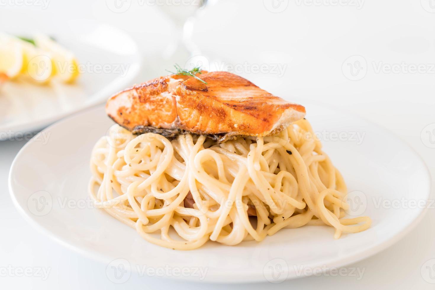 spaghetti alla crema con salmone grigliato foto