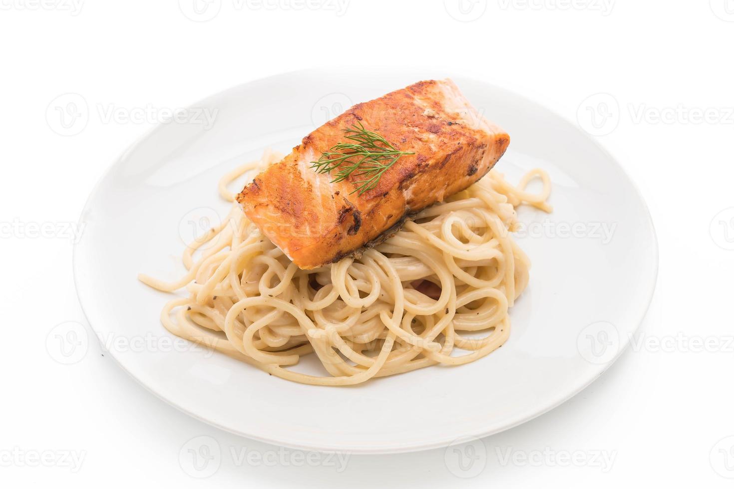 spaghetti alla crema con salmone grigliato foto