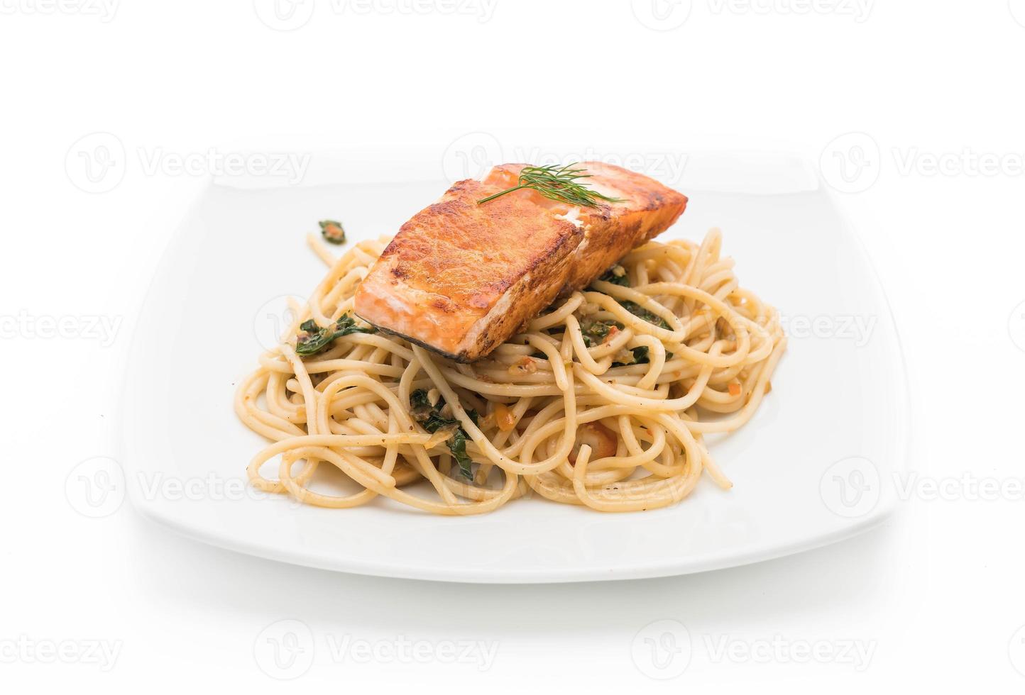 spaghetti piccanti saltati in padella con salmone grigliato foto