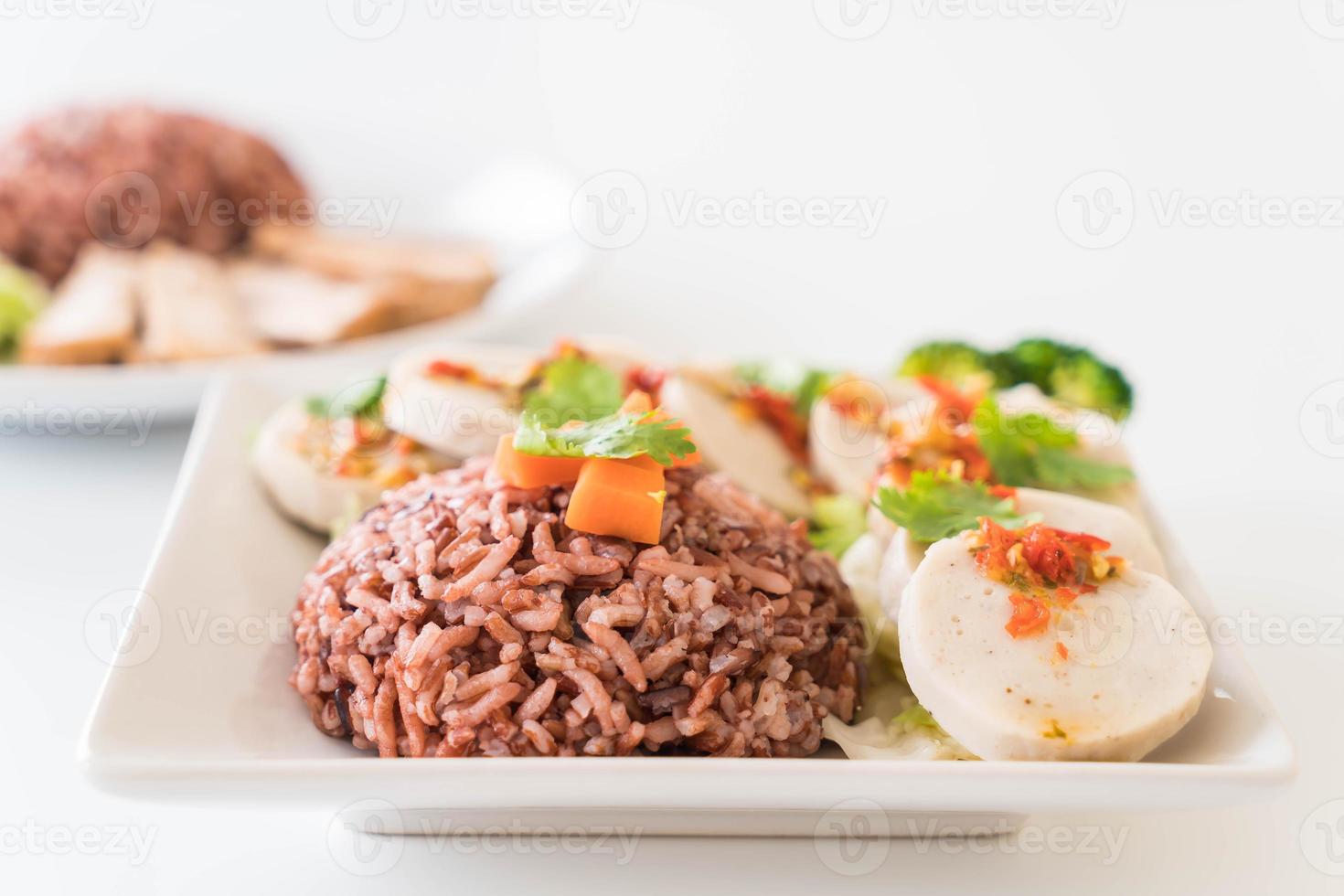 salsiccia di maiale conservata e salsa piccante con riso ai frutti di bosco - cibo pulito foto