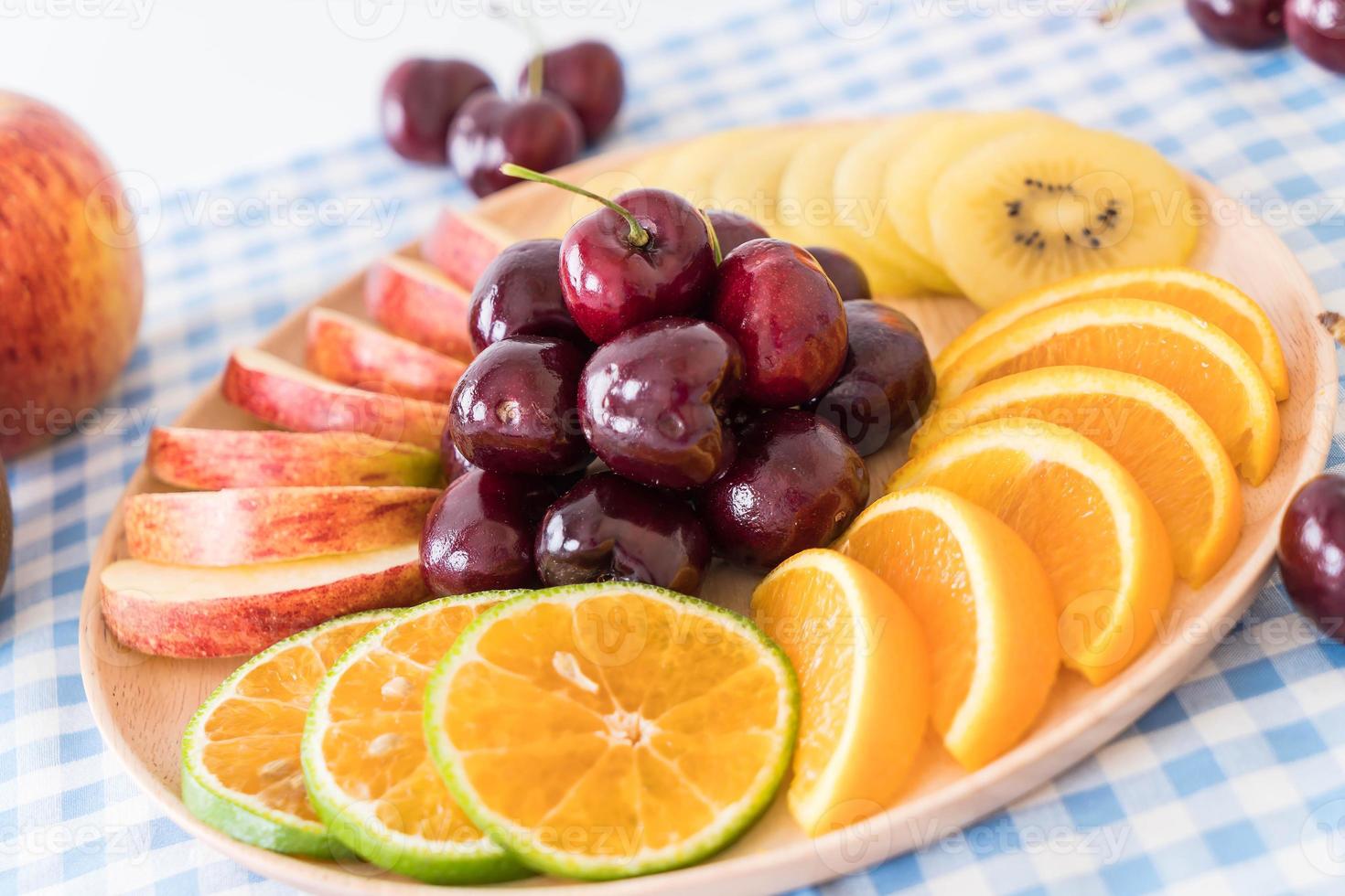 frutta mista affettata in ciotola di legno foto