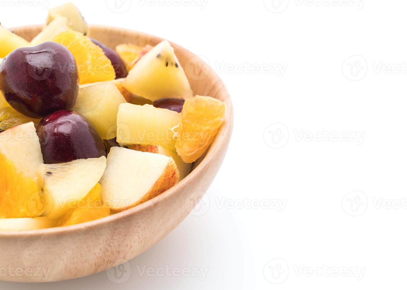 frutta mista affettata in ciotola di legno foto