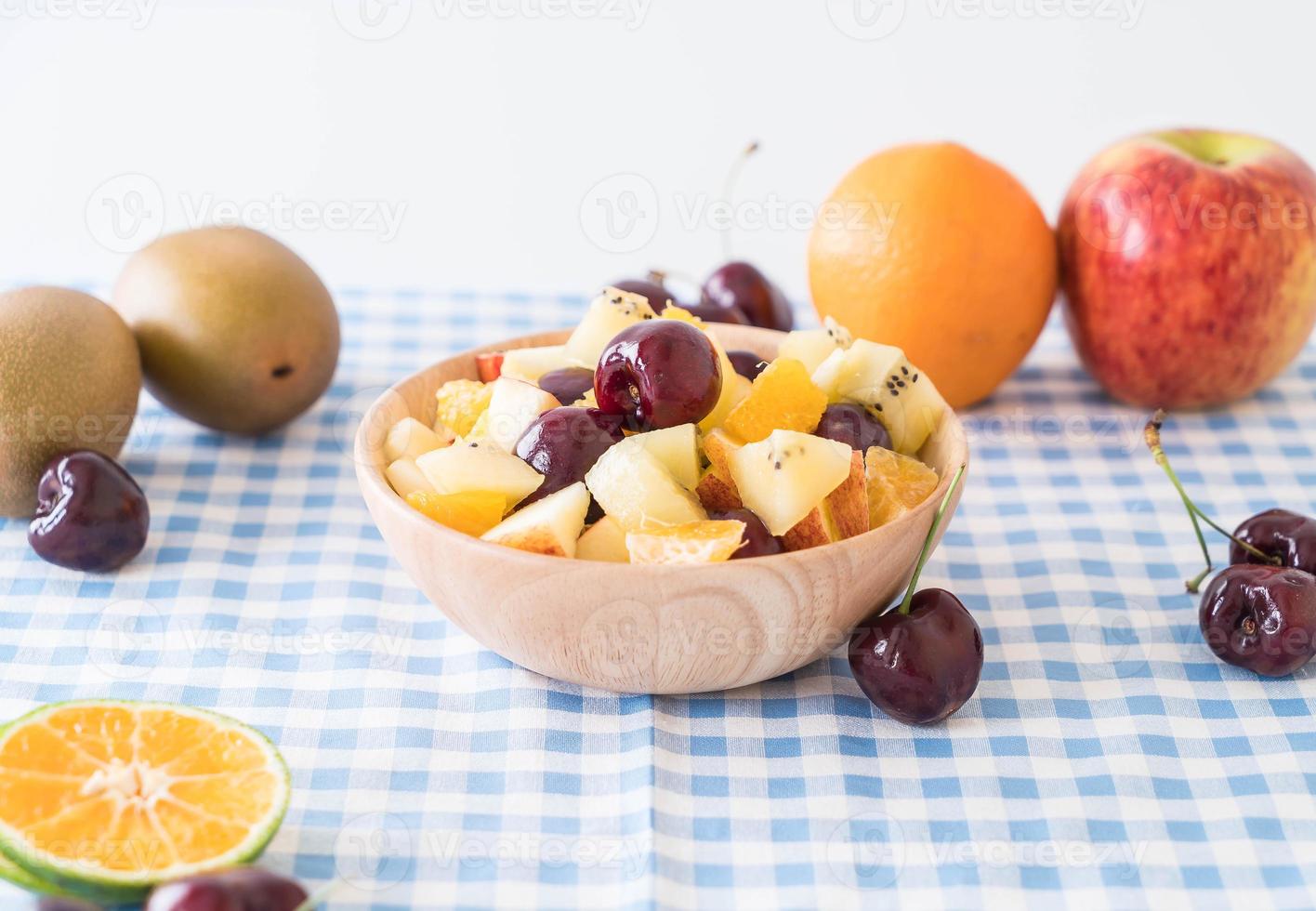 frutta mista affettata in ciotola di legno foto