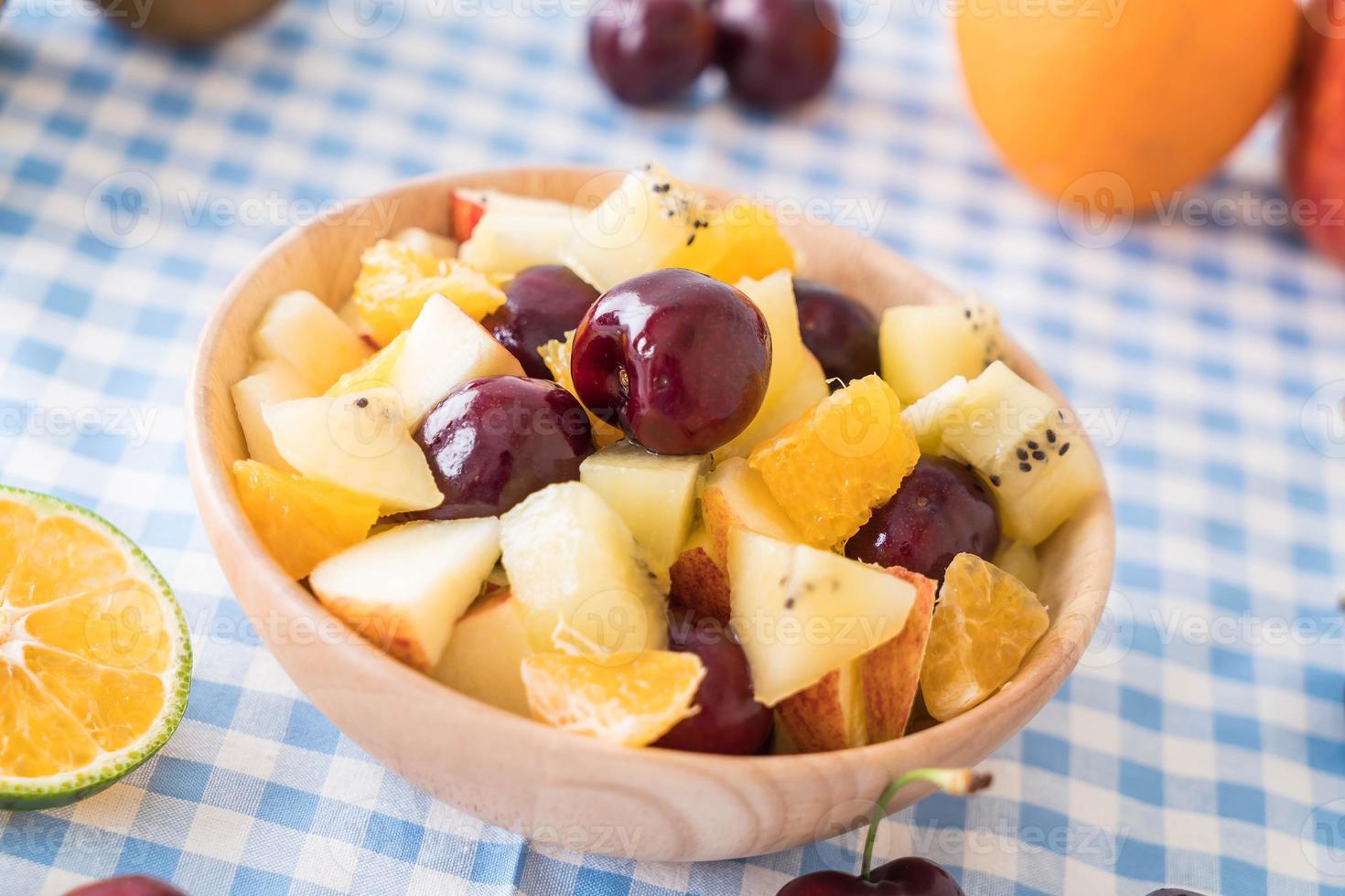 frutta mista affettata in ciotola di legno foto