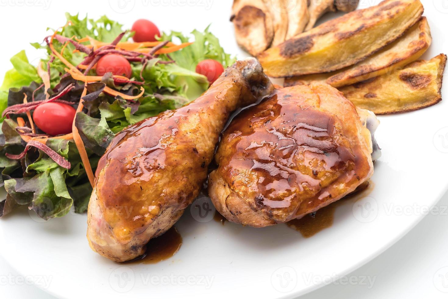 bistecca di pollo alla griglia con salsa teriyaki sul tavolo da pranzo foto