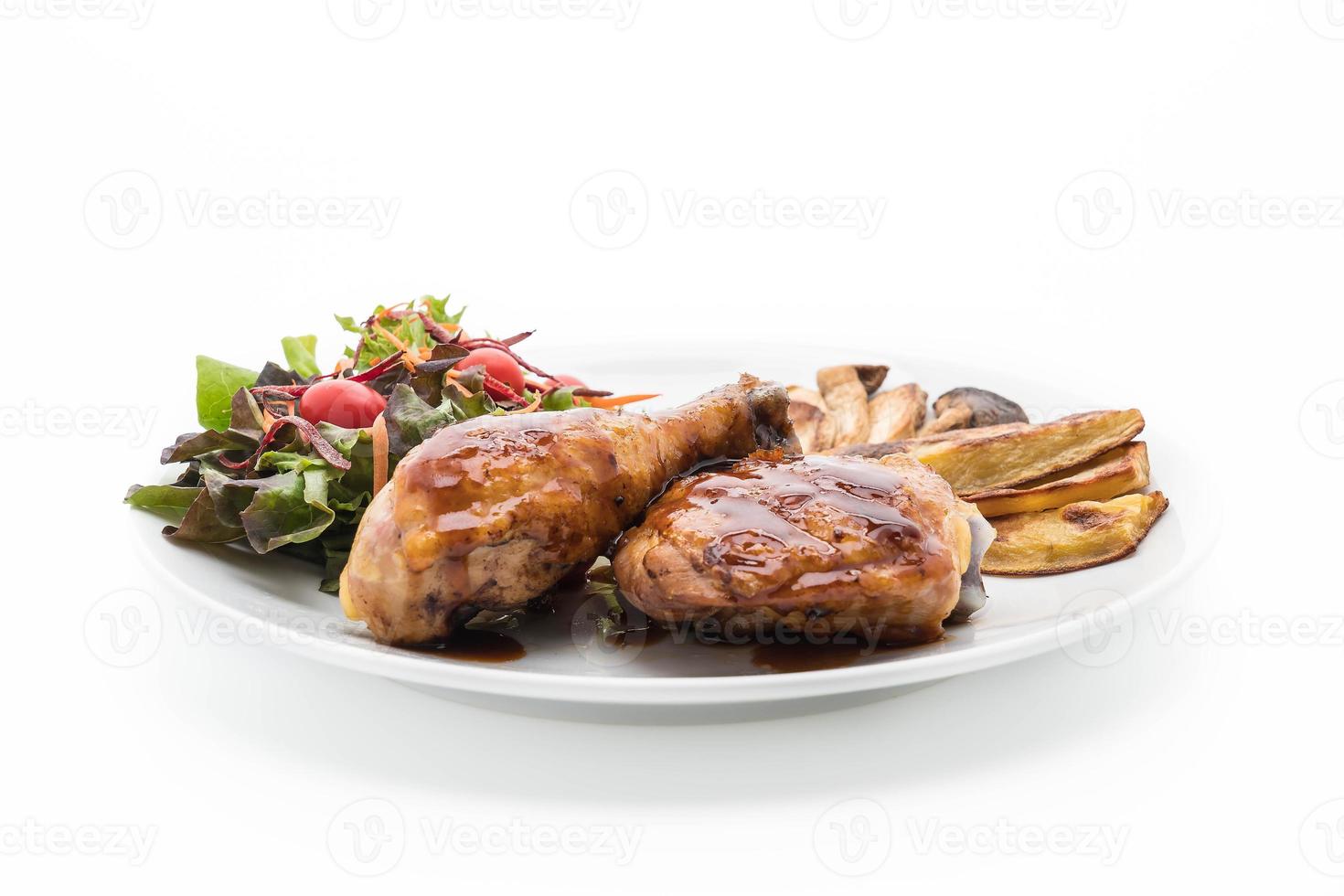 bistecca di pollo alla griglia con salsa teriyaki sul tavolo da pranzo foto