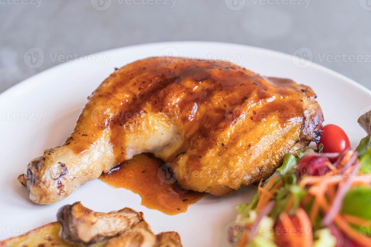 bistecca di pollo alla griglia con salsa teriyaki sul tavolo da pranzo foto