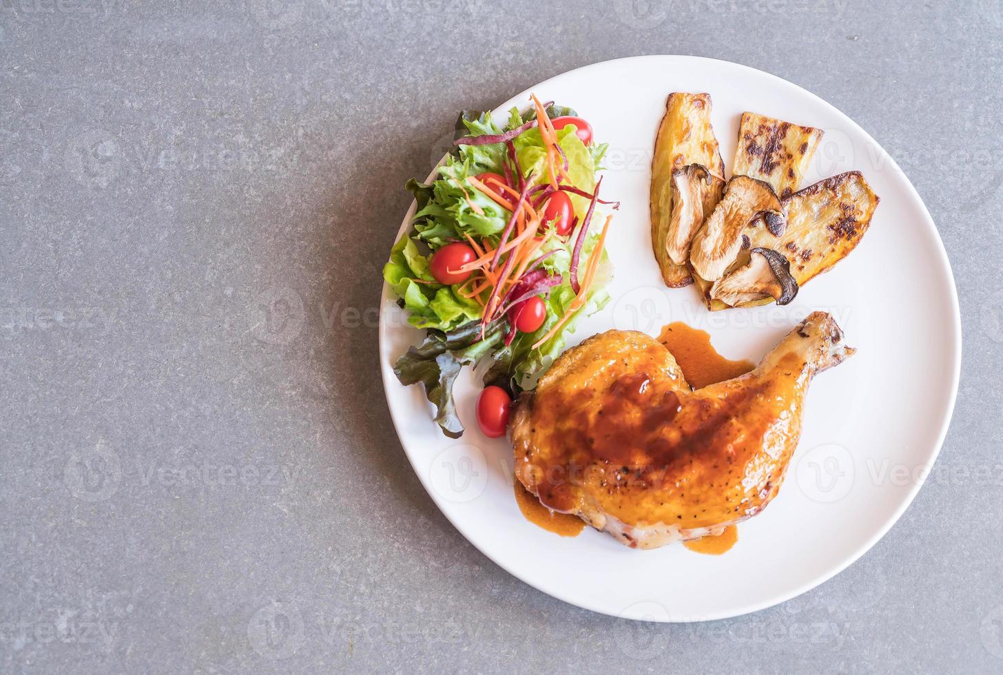 bistecca di pollo alla griglia con salsa teriyaki sul tavolo da pranzo foto