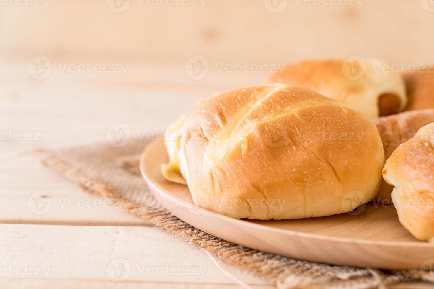 pane nel piatto di legno sul tavolo foto