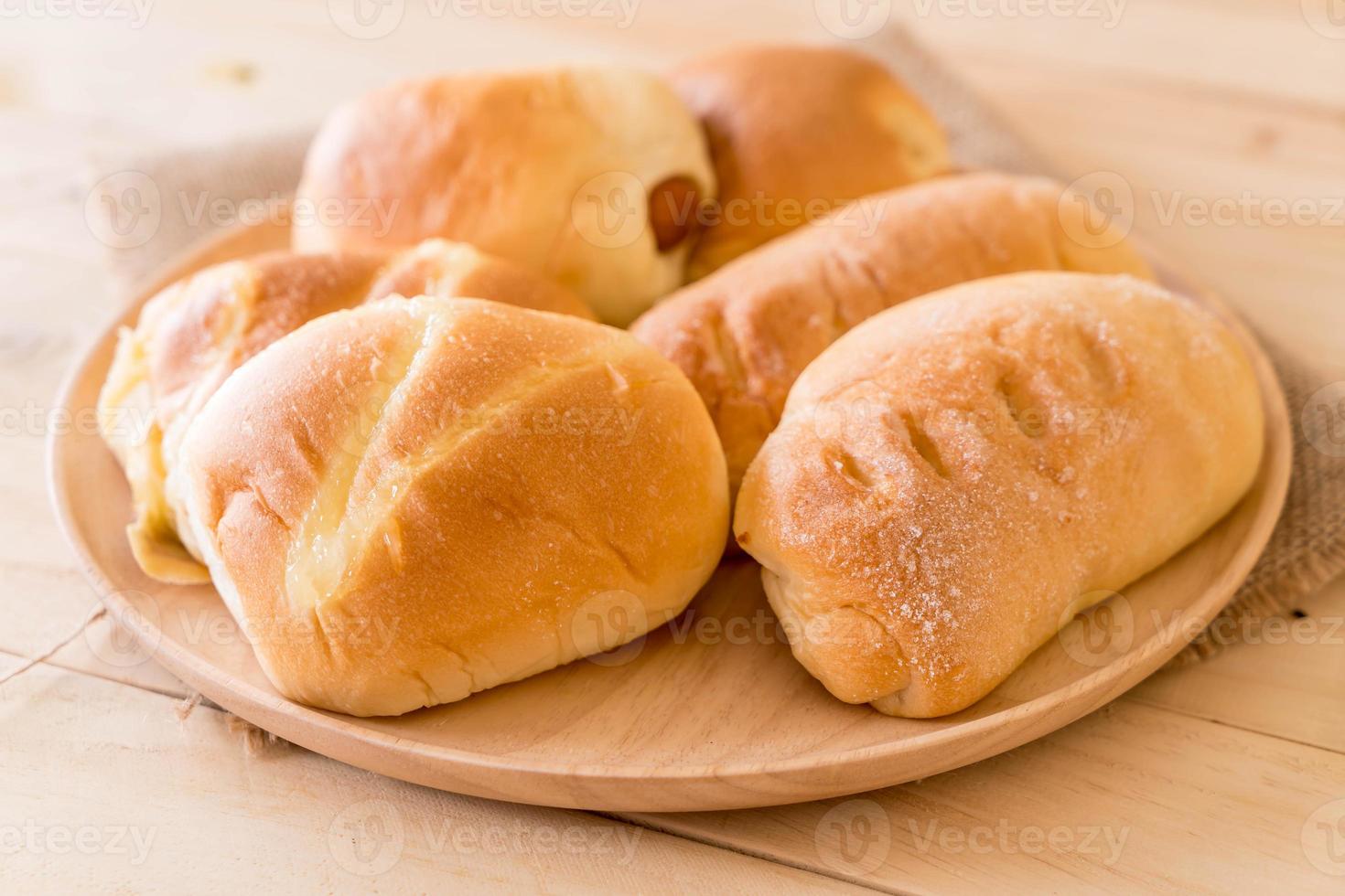 pane nel piatto di legno sul tavolo foto