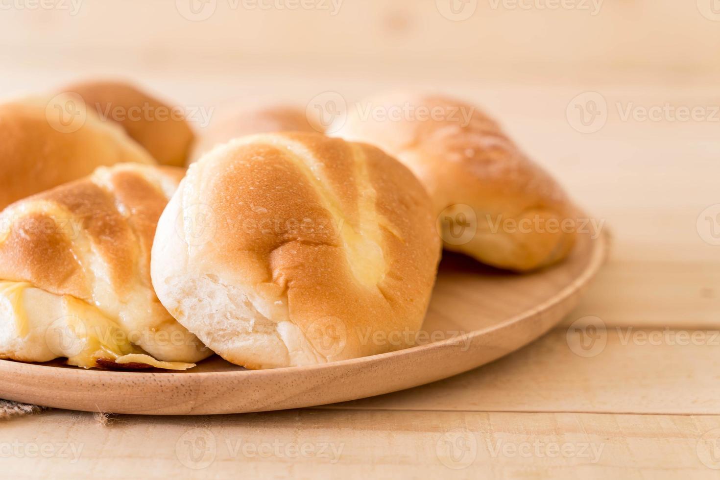 pane nel piatto di legno sul tavolo foto