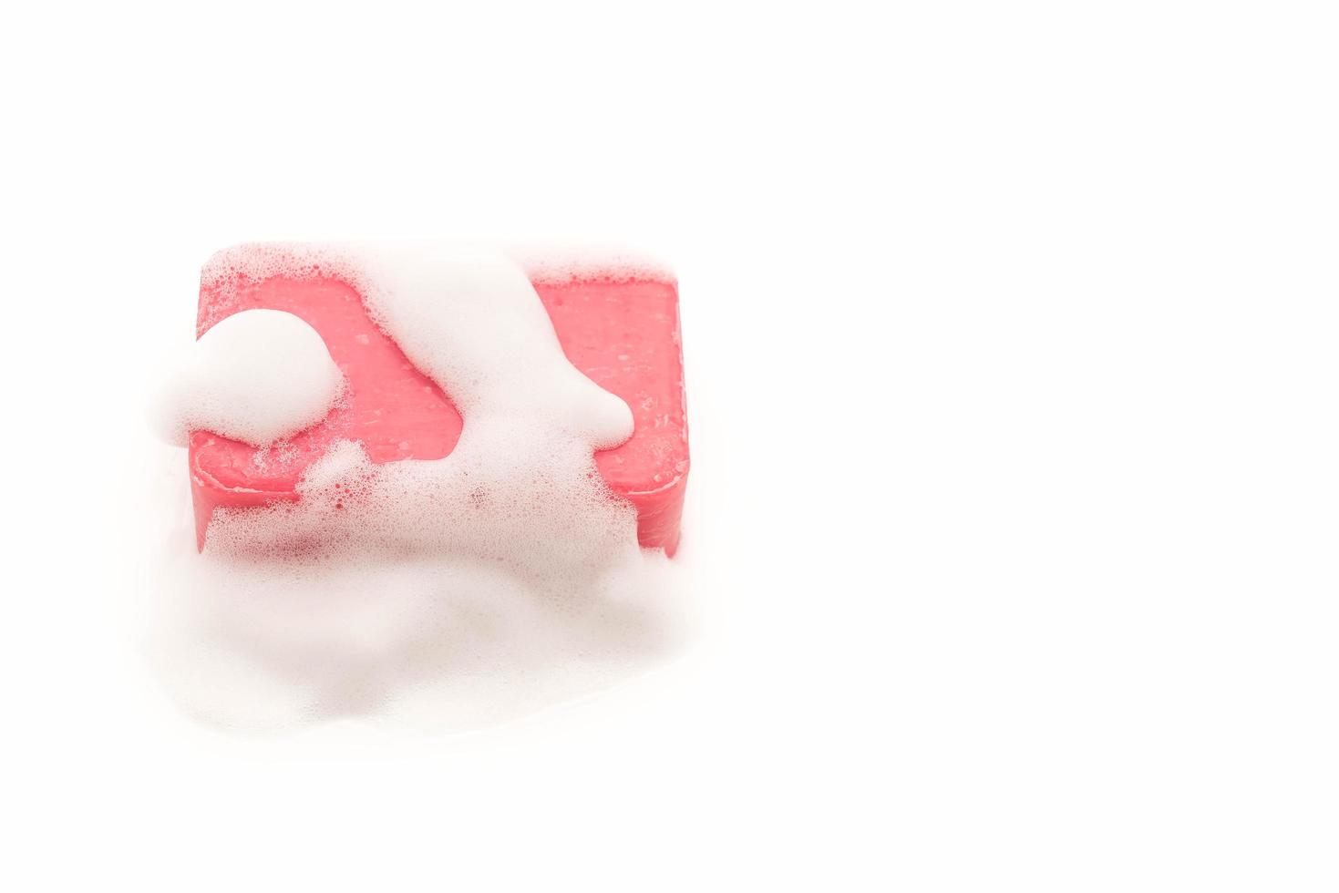 bolla di sapone rosa su sfondo bianco foto