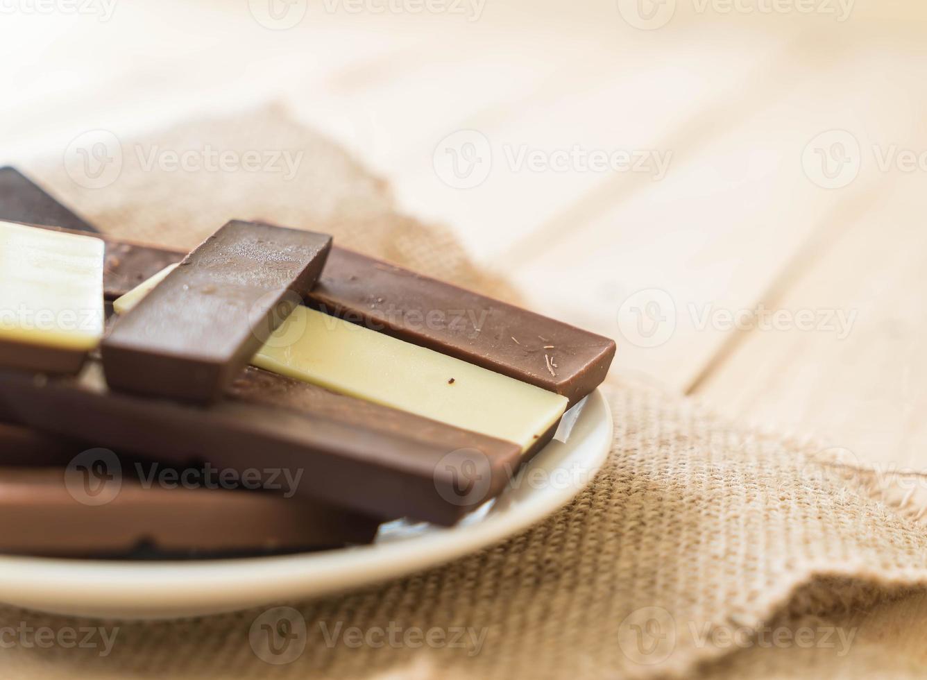 barrette di cioccolato su fondo in legno foto