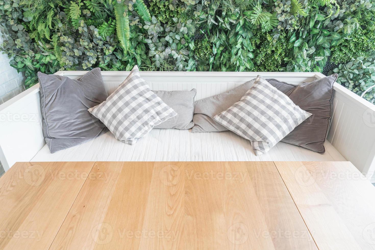 cuscino sulla decorazione del divano nel soggiorno foto