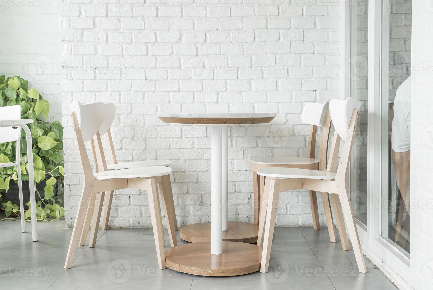 sedia di legno vuota nel ristorante foto