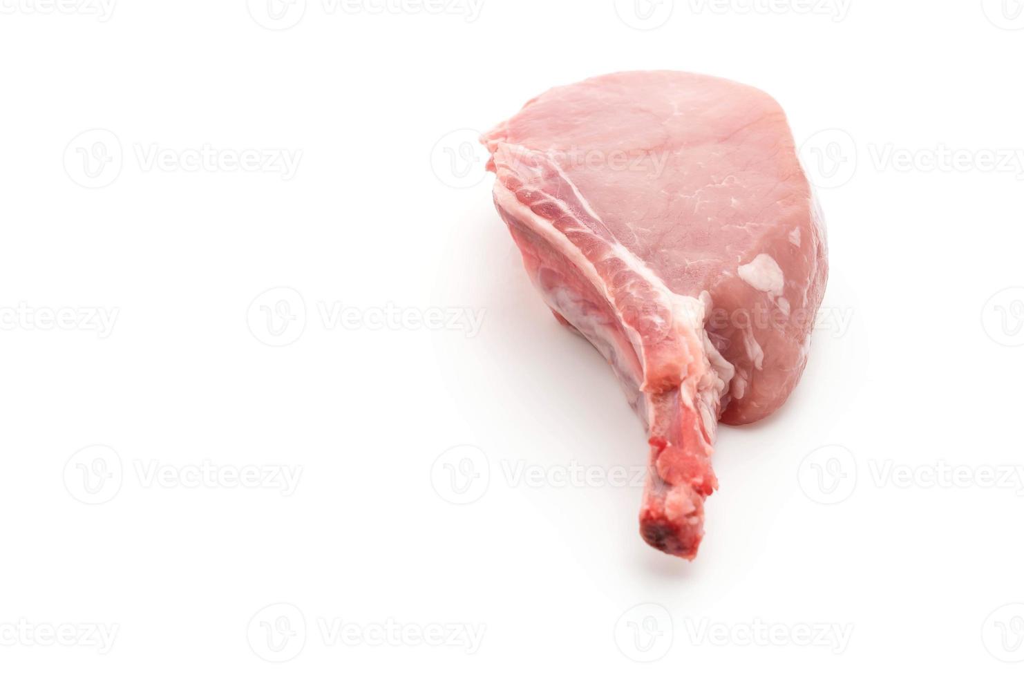 braciola di maiale fresca su sfondo bianco foto