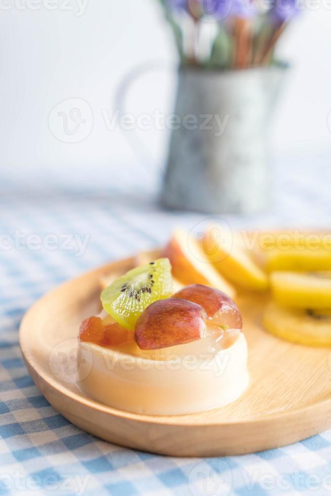 budino di frutta con kiwi e mela sul tavolo foto