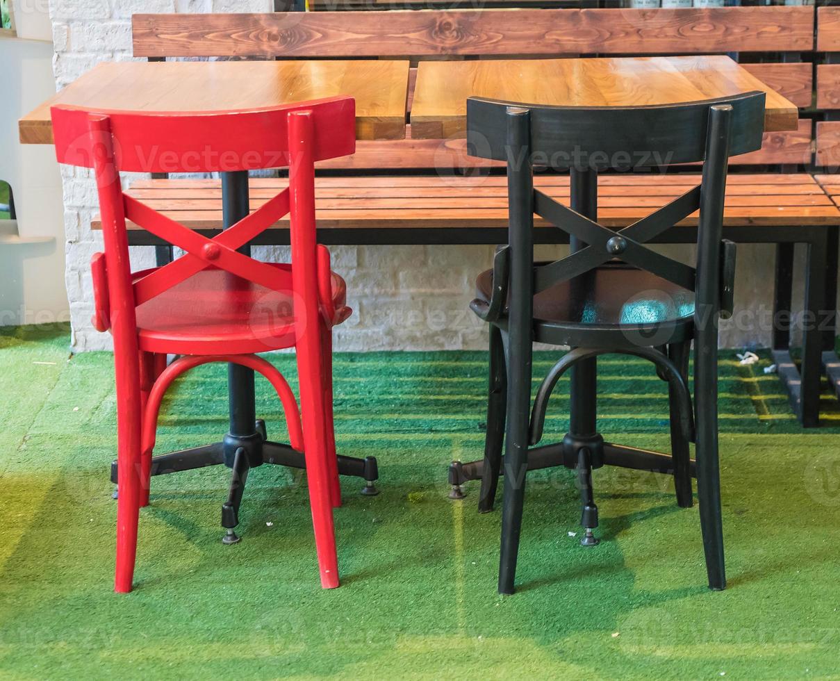 sedia di legno colorata vuota nel ristorante foto