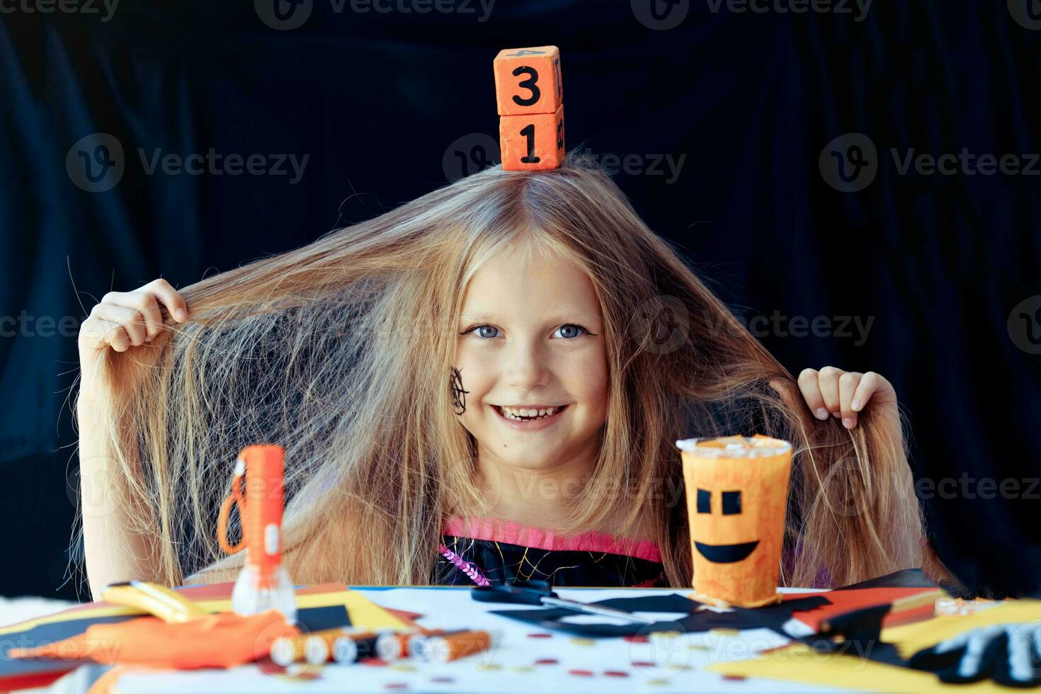 un' poco ragazza è Tenere su per sua capelli e Tenere un' di legno calendario con il Data di ottobre 31 su sua testa. foto