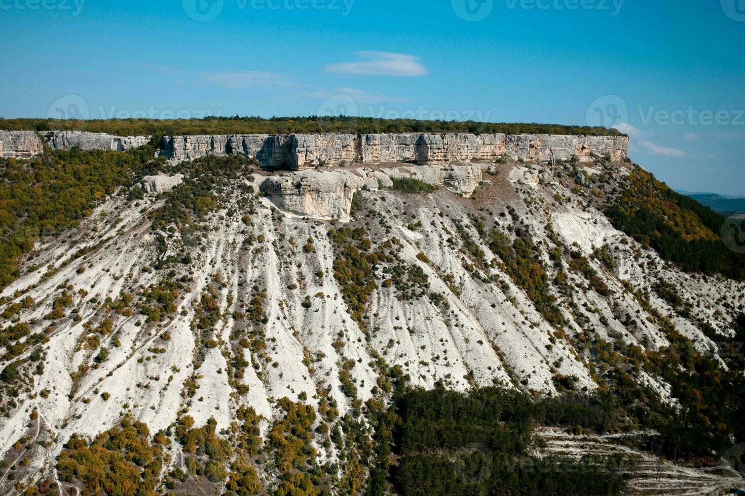 montagna valle immersa nel il verdura di il relitto foresta nel Crimea vicino il città di bakhchisarai e il antico città di il Crimea chufut-cavolo. foto