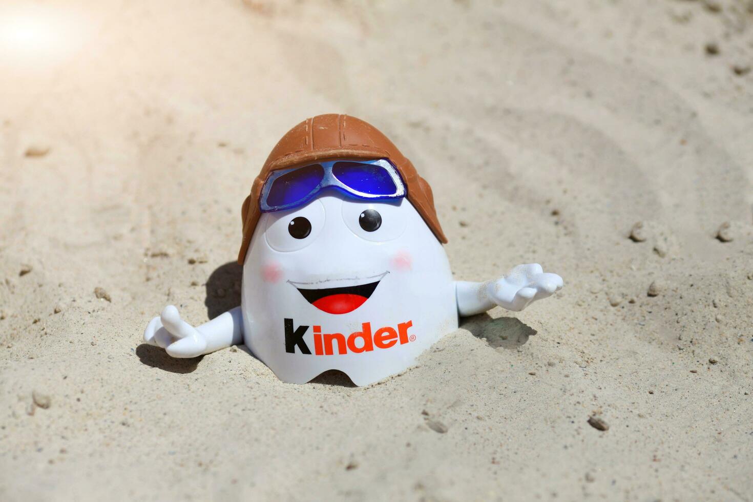 più gentile sorpresa kinderino portafortuna giocattoli su il sabbia foto