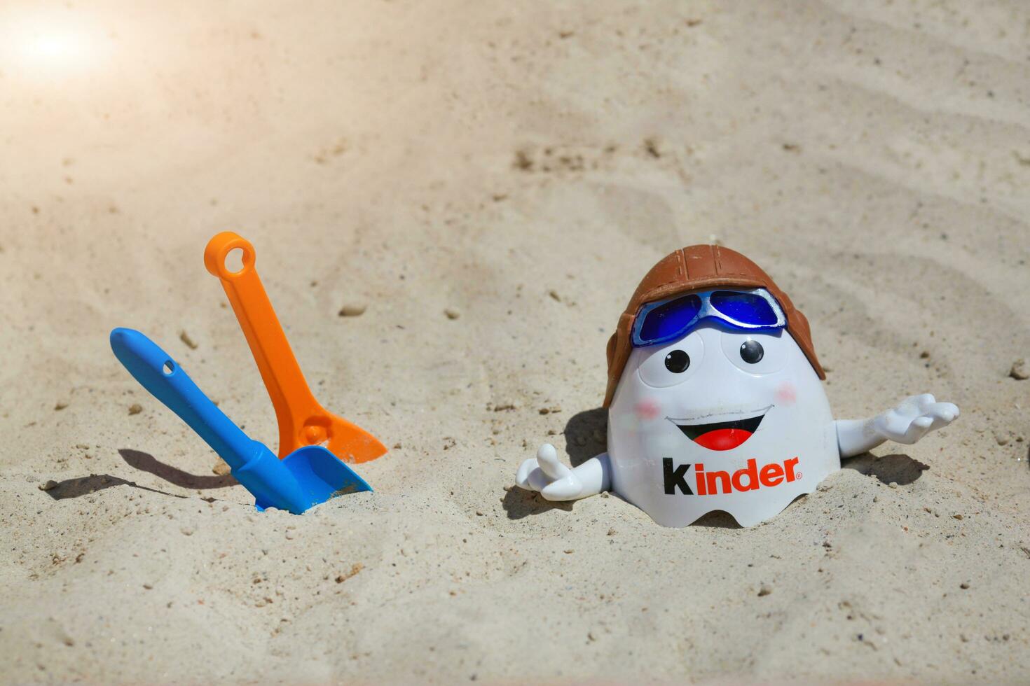 più gentile sorpresa kinderino portafortuna giocattoli su il sabbia foto