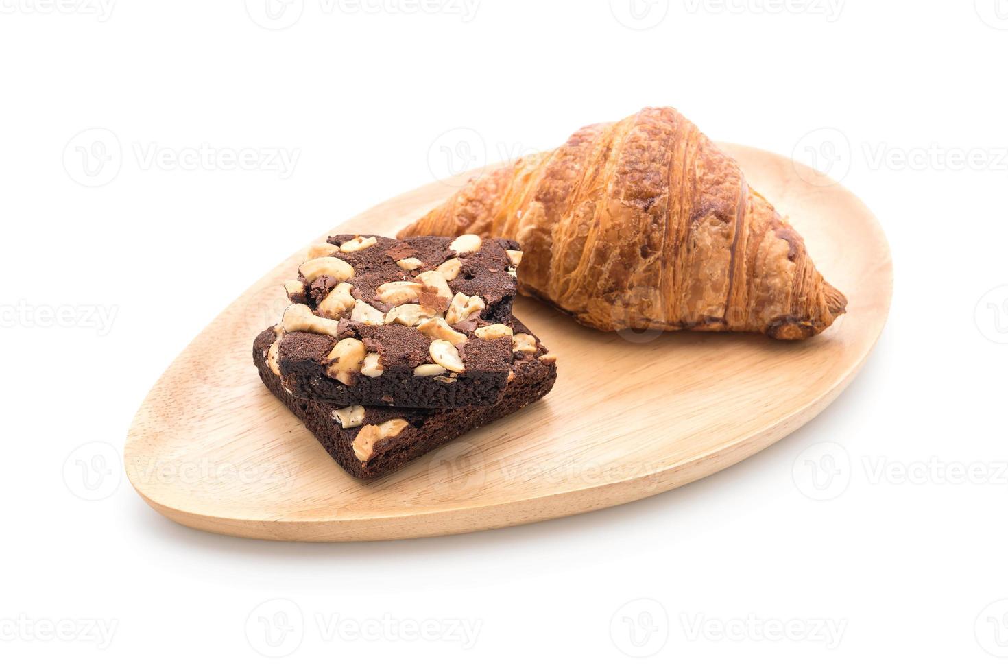 croissant e brownies in tavola foto