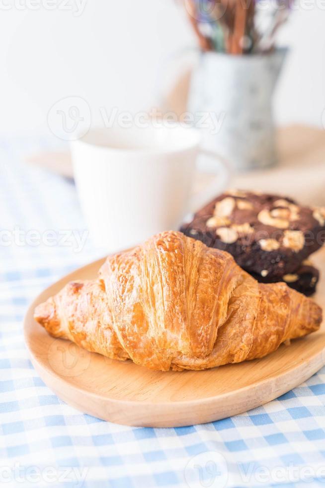 croissant e brownies in tavola foto