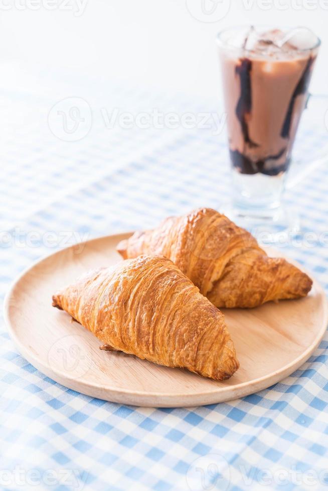 croissant al burro in tavola foto