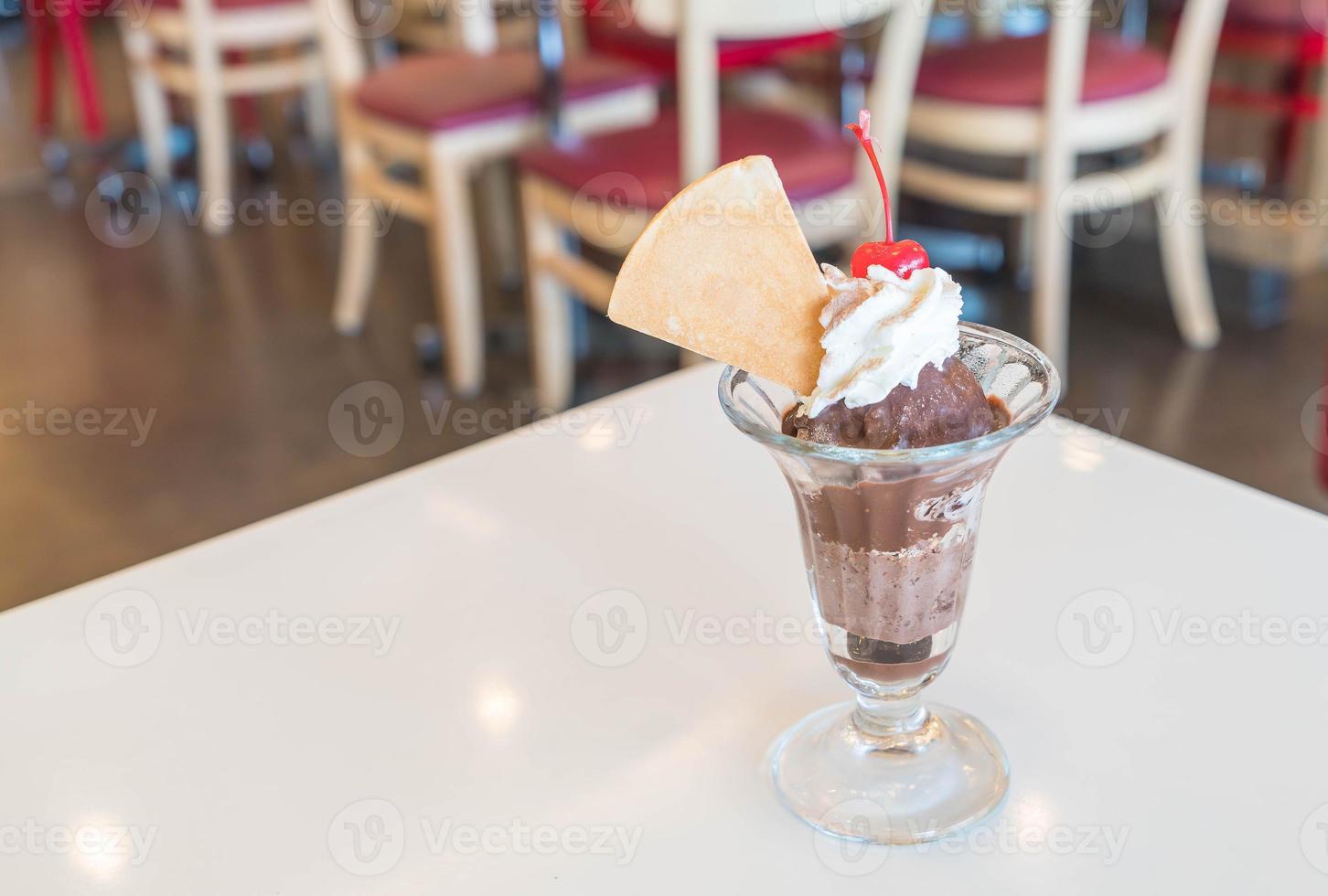 gelato al cioccolato al bar foto