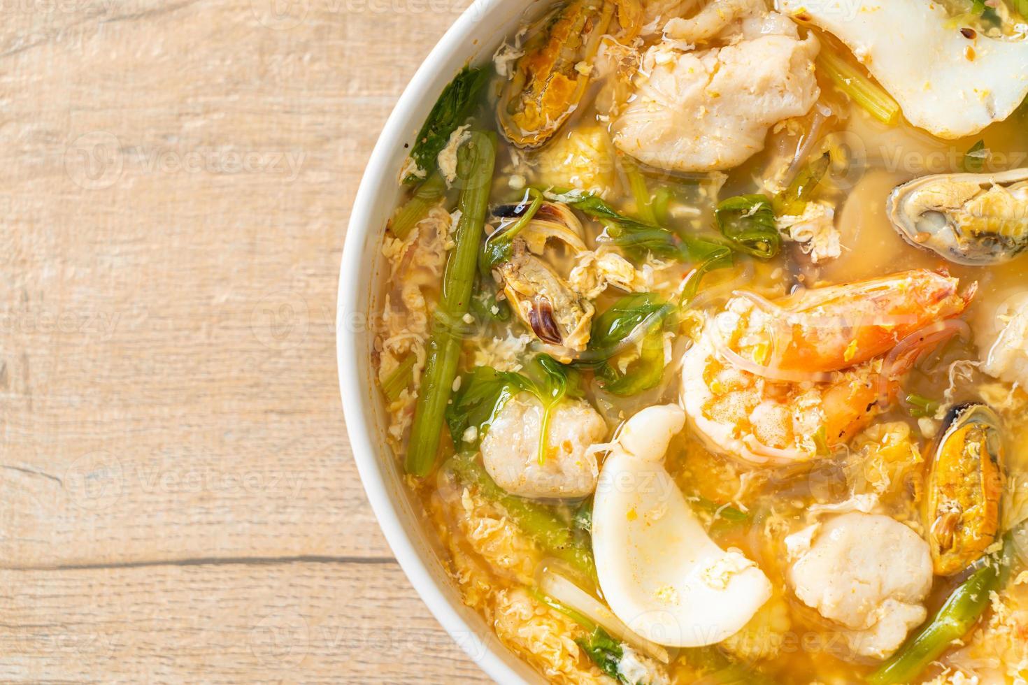 zuppa sukiyaki con ciotola di frutti di mare foto