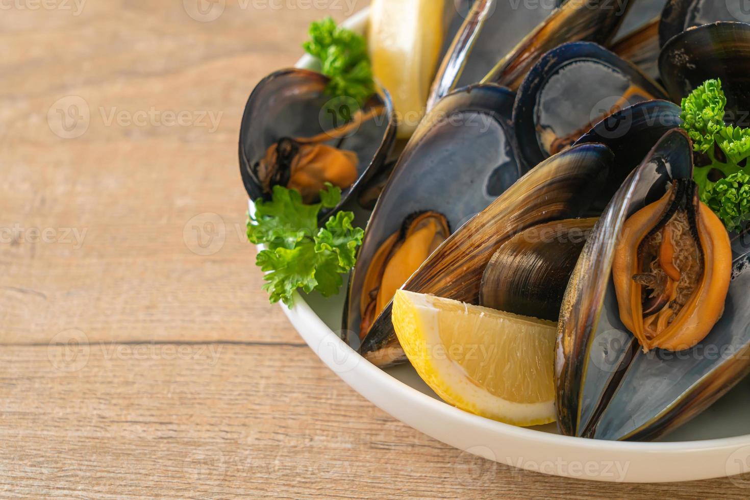 cozze alle erbe in una ciotola al limone foto