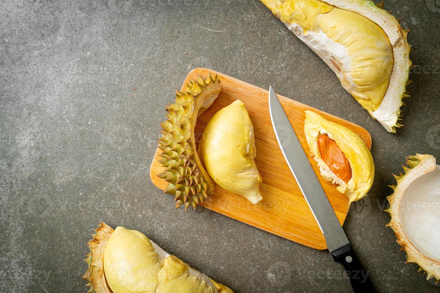 durian stagionato e fresco, buccia di durian foto