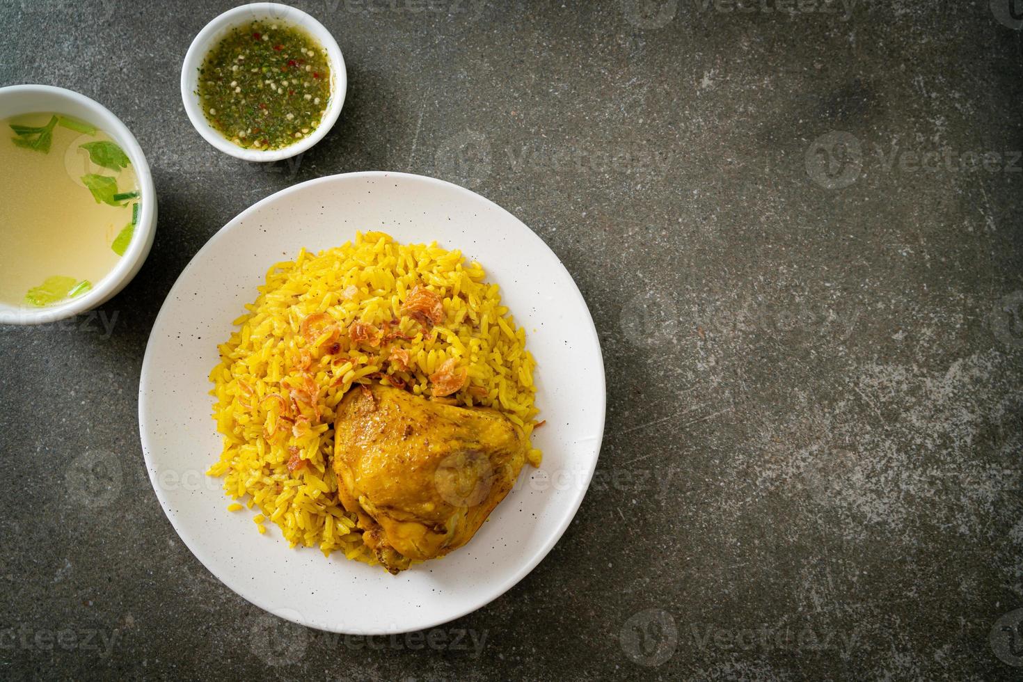 biryani di pollo o riso al curry e pollo - biryani indiano foto