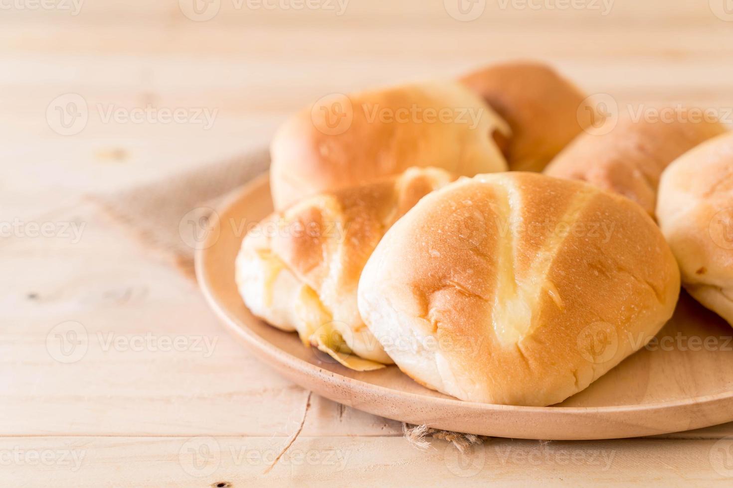 pane nel piatto di legno sul tavolo foto