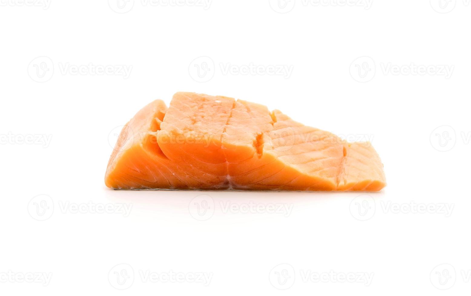 salmone fresco su bianco foto