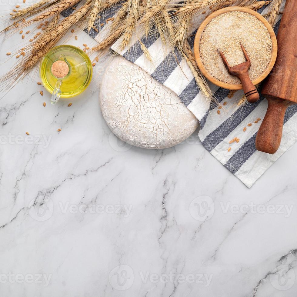 pasta di lievito fresca fatta in casa su un tavolo di marmo foto