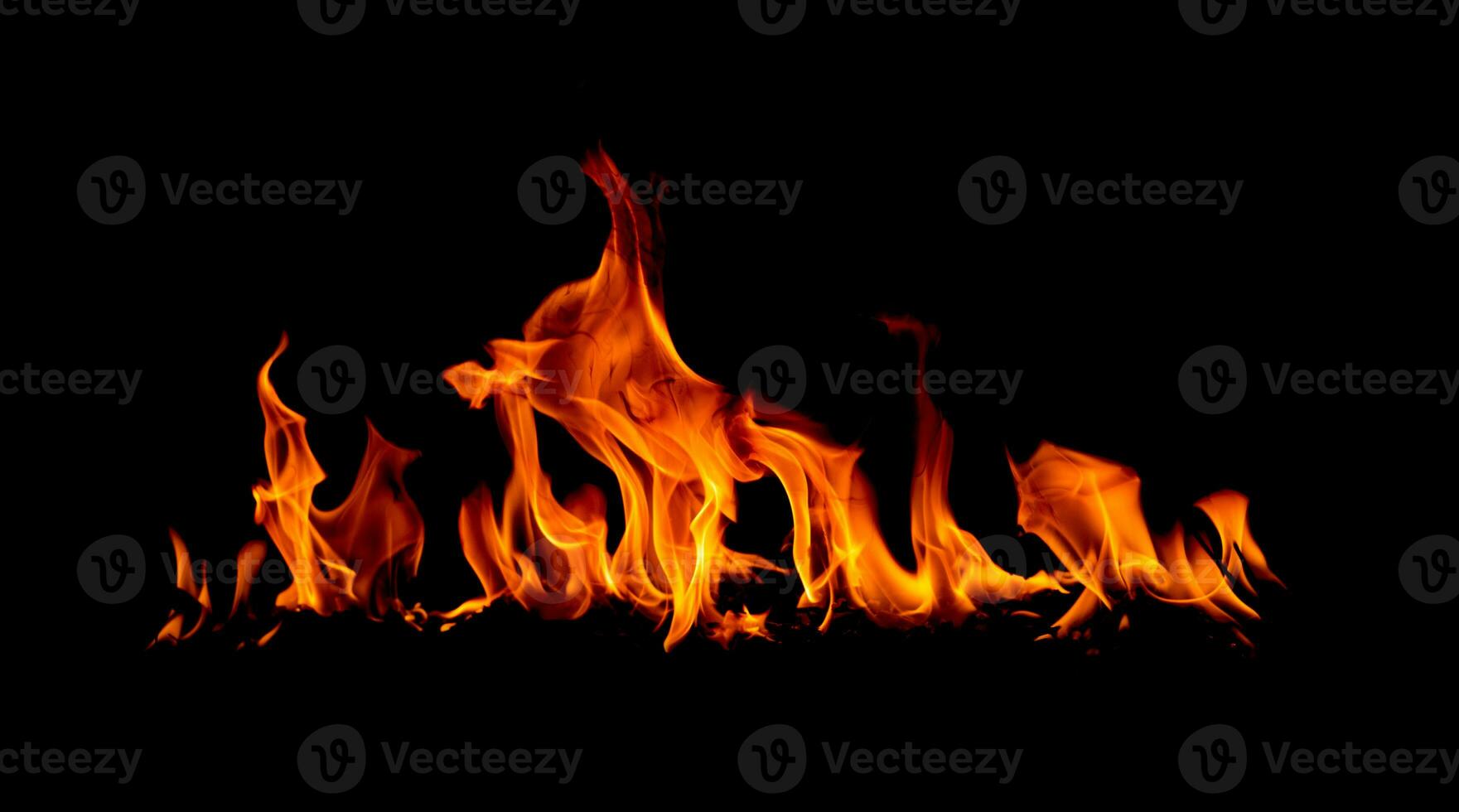 fiamma di fuoco su blackground foto